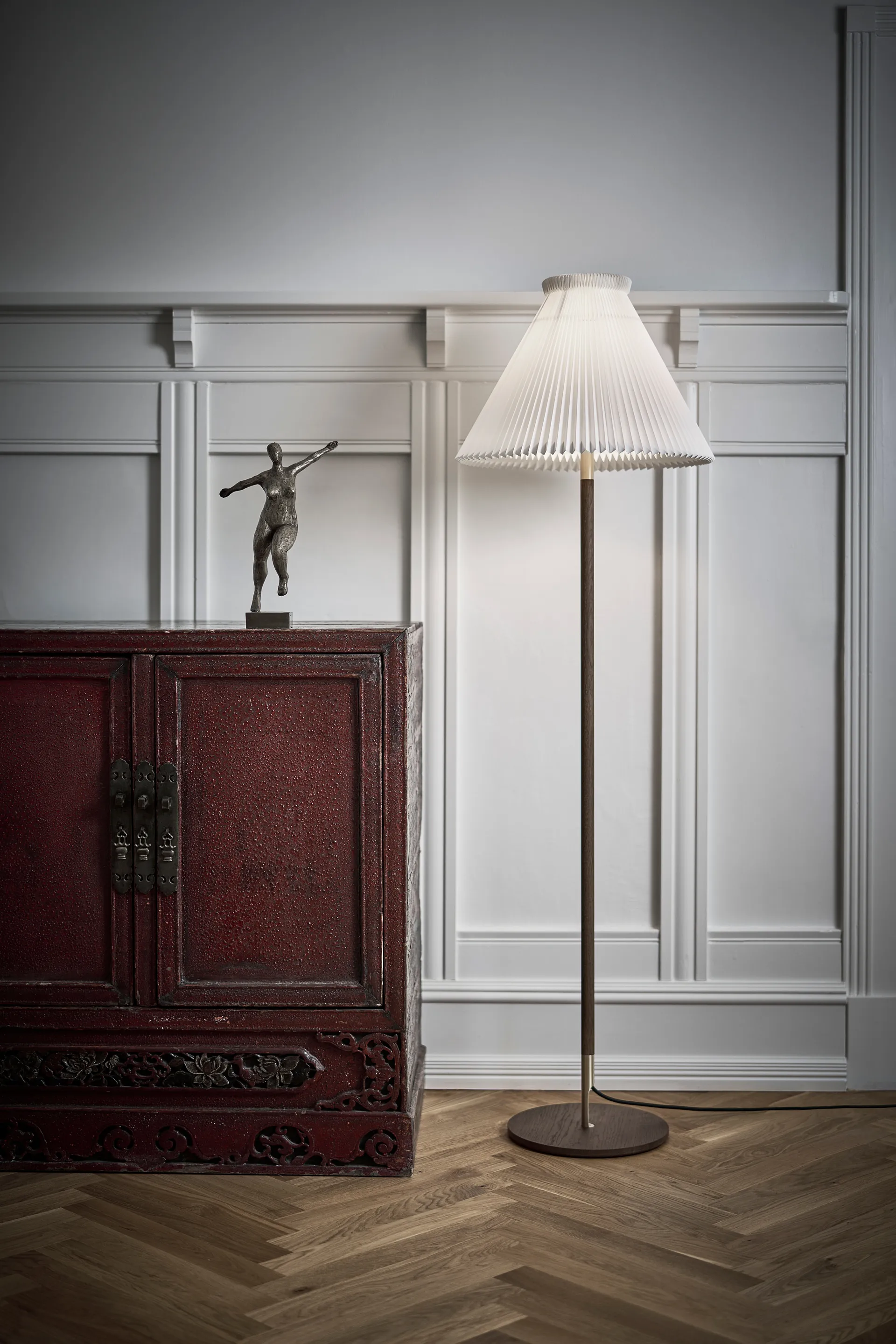 LK80 golvlampa 160 cm, Smoked oak-brass Le Klint