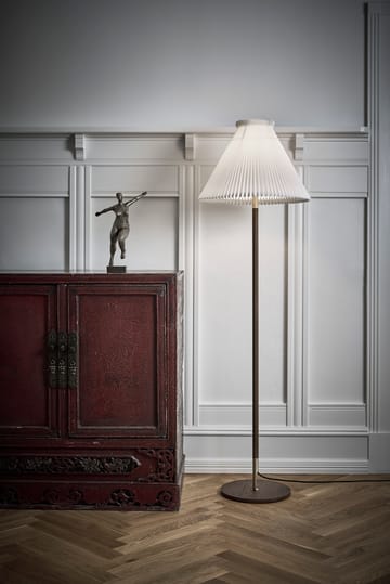 LK80 golvlampa 160 cm - Smoked oak-brass - Le Klint