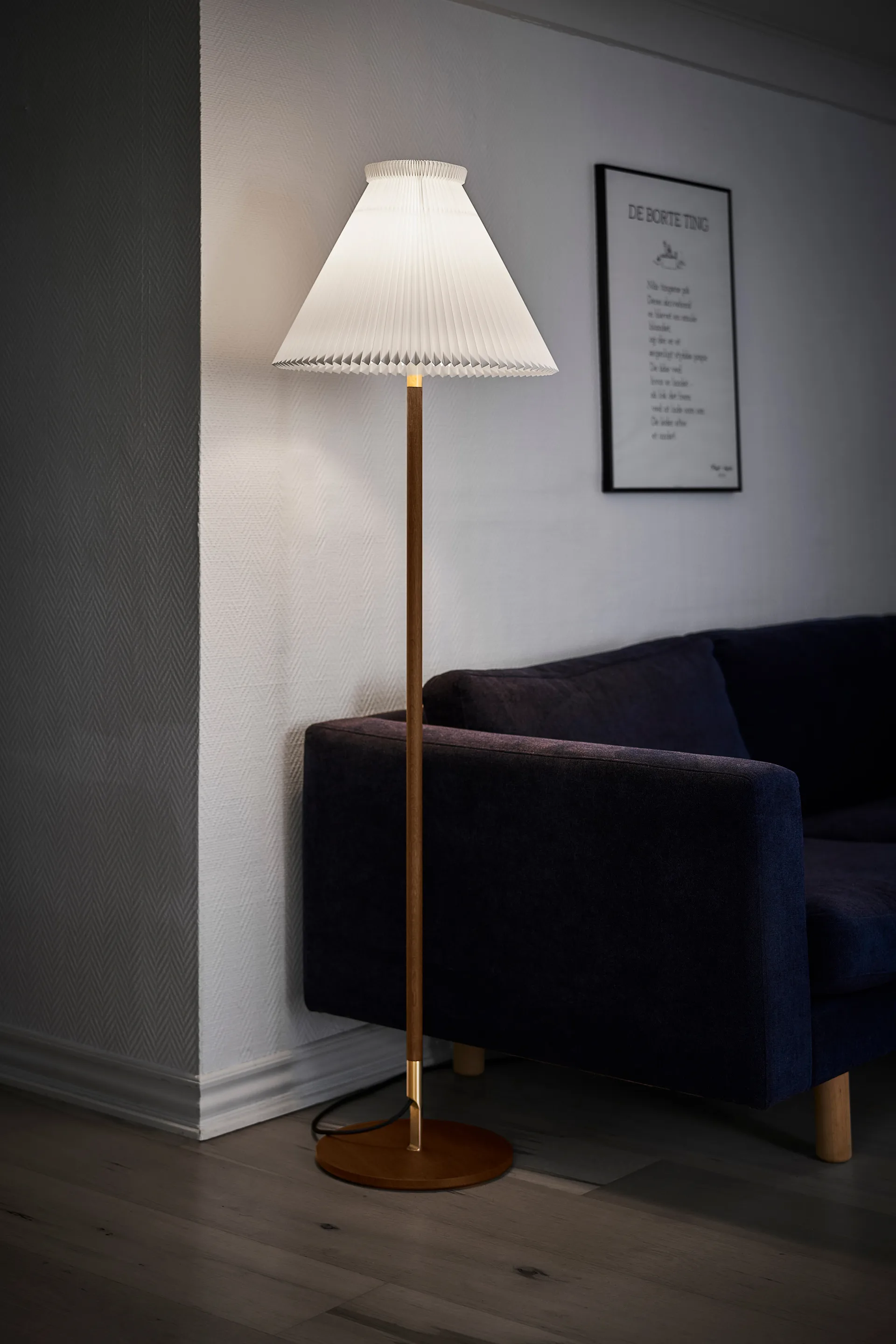 LK80 golvlampa 160 cm, Smoked oak-brass Le Klint