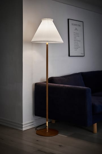 LK80 golvlampa 160 cm - Smoked oak-brass - Le Klint