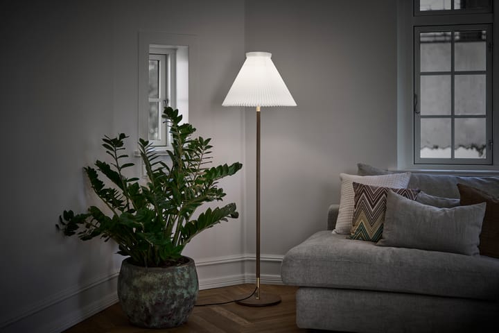 LK80 golvlampa 160 cm, Smoked oak-brass Le Klint