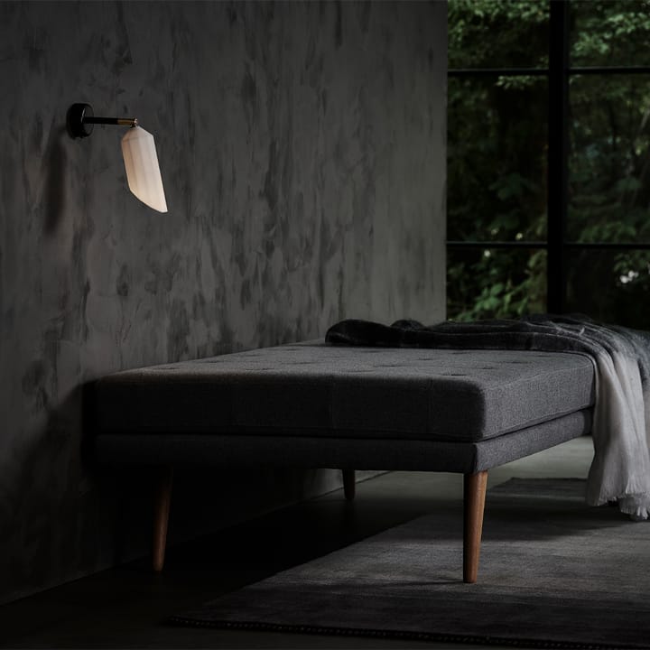 Pliverre 292 vägglampa - opal, svart stativ, mässingdetalj - Le Klint