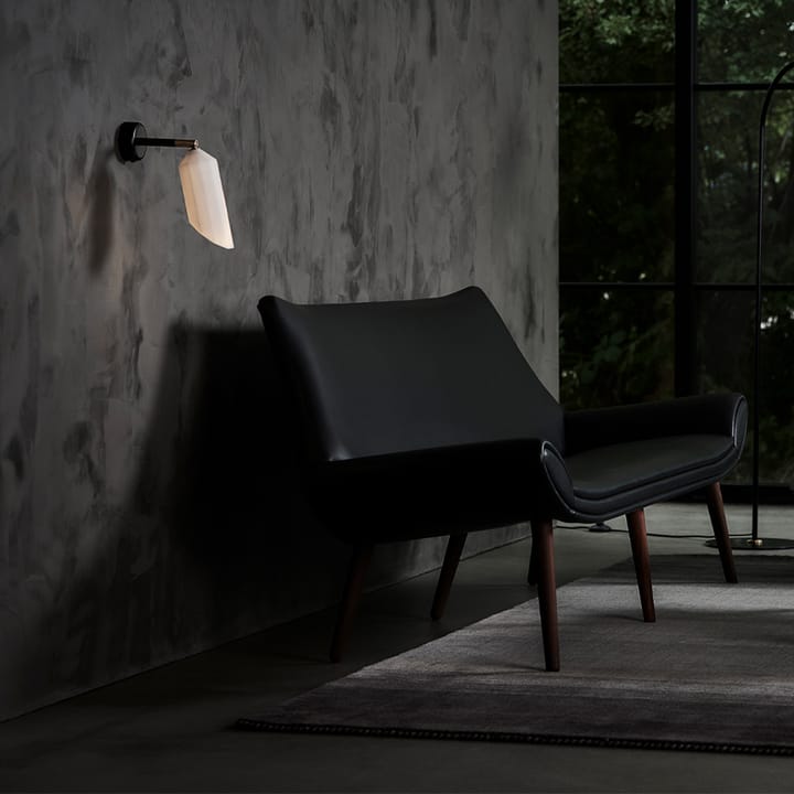 Pliverre 292 vägglampa - opal, svart stativ, mässingdetalj - Le Klint