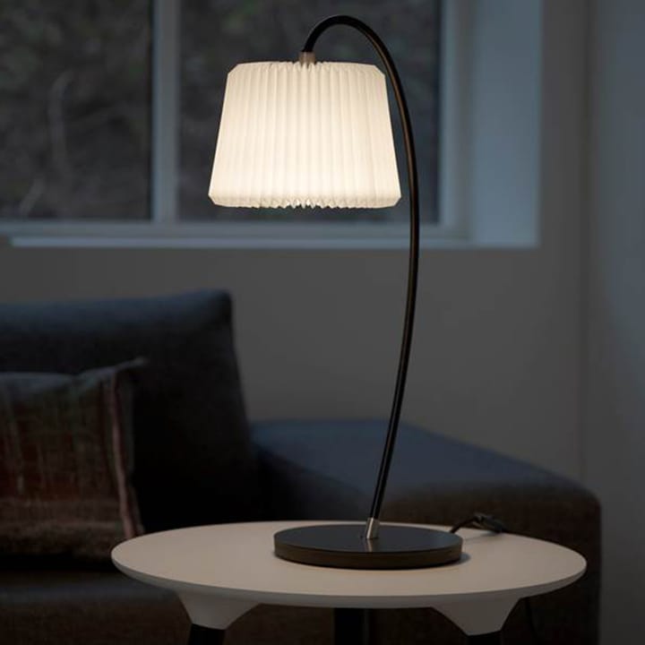 Snowdrop 320T bordslampa - vit, plast skärm, svart stativ - Le Klint