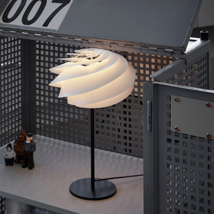 Swirl bordslampa, vit, svart stativ Le Klint