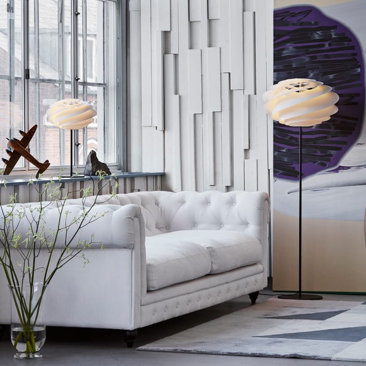 Swirl bordslampa, vit, svart stativ Le Klint