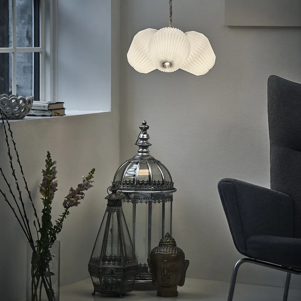 The Bouquet 3 ljuskrona, vit, large, skärm i plast Le Klint