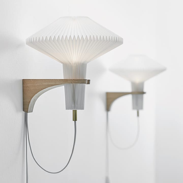 The Mushroom vägglampa, vit, led, väggfäste i ek Le Klint