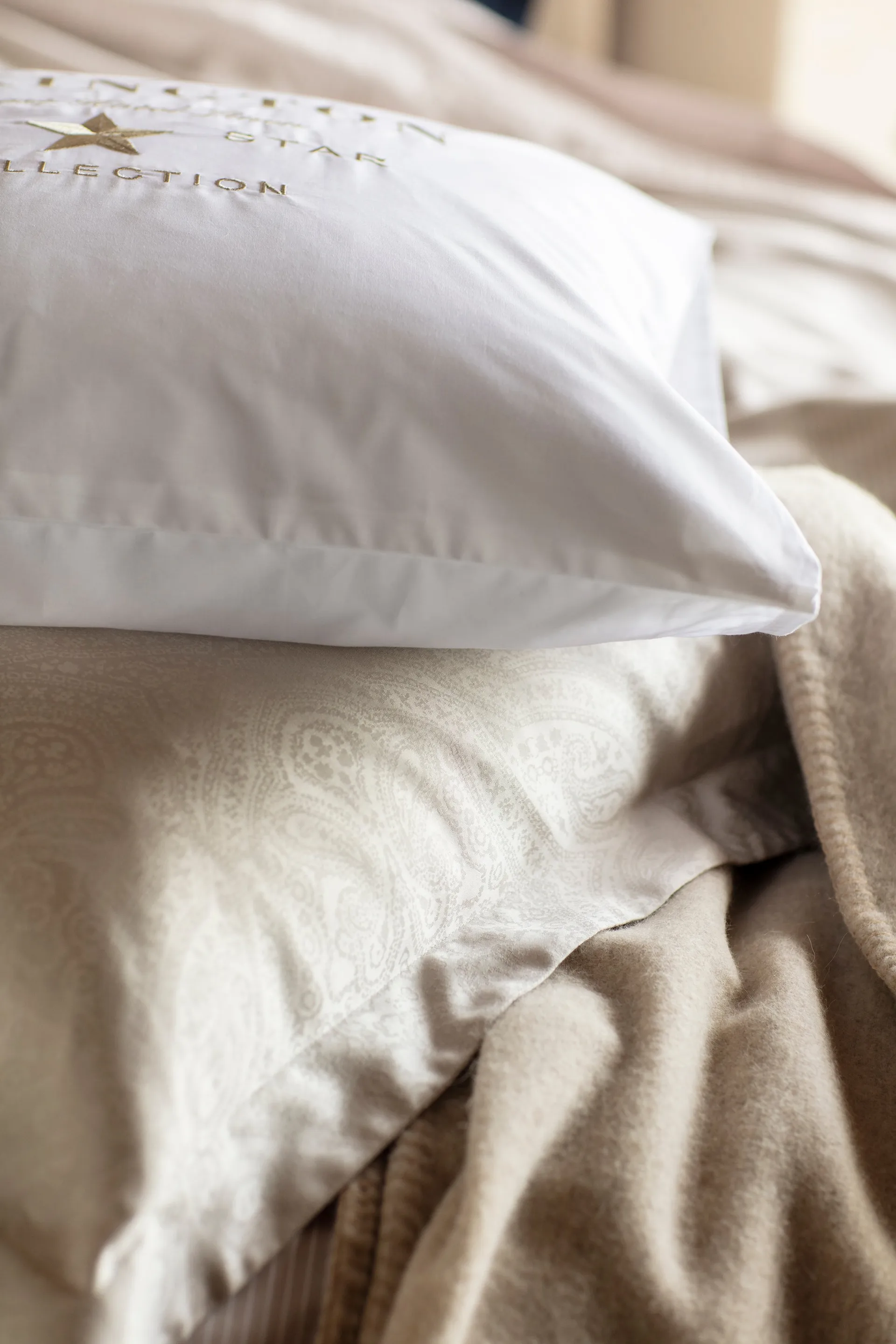 Hotel Embroidery örngott 50x60 cm, Vit-ljusbeige Lexington