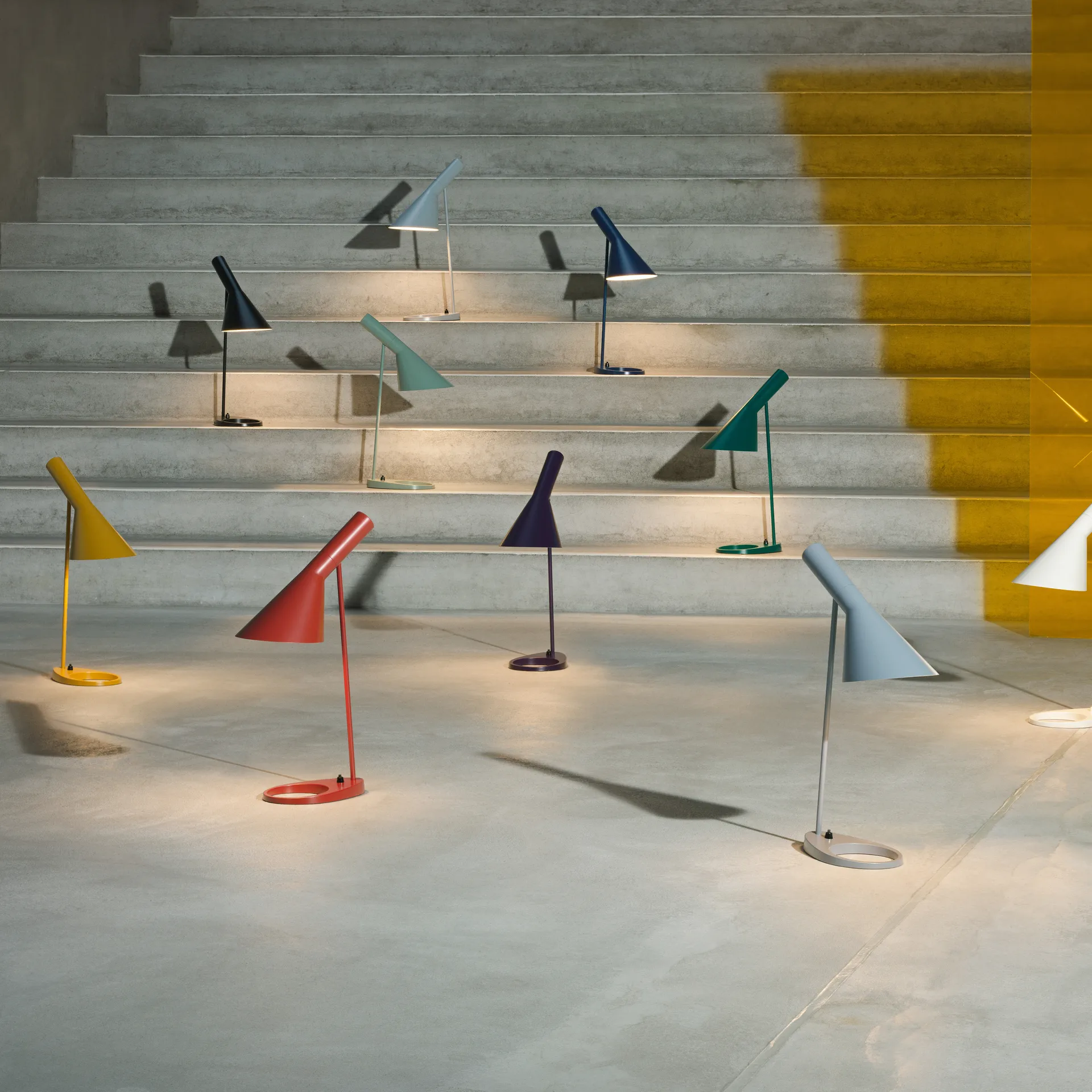 AJ bordslampa, Aubergine Louis Poulsen