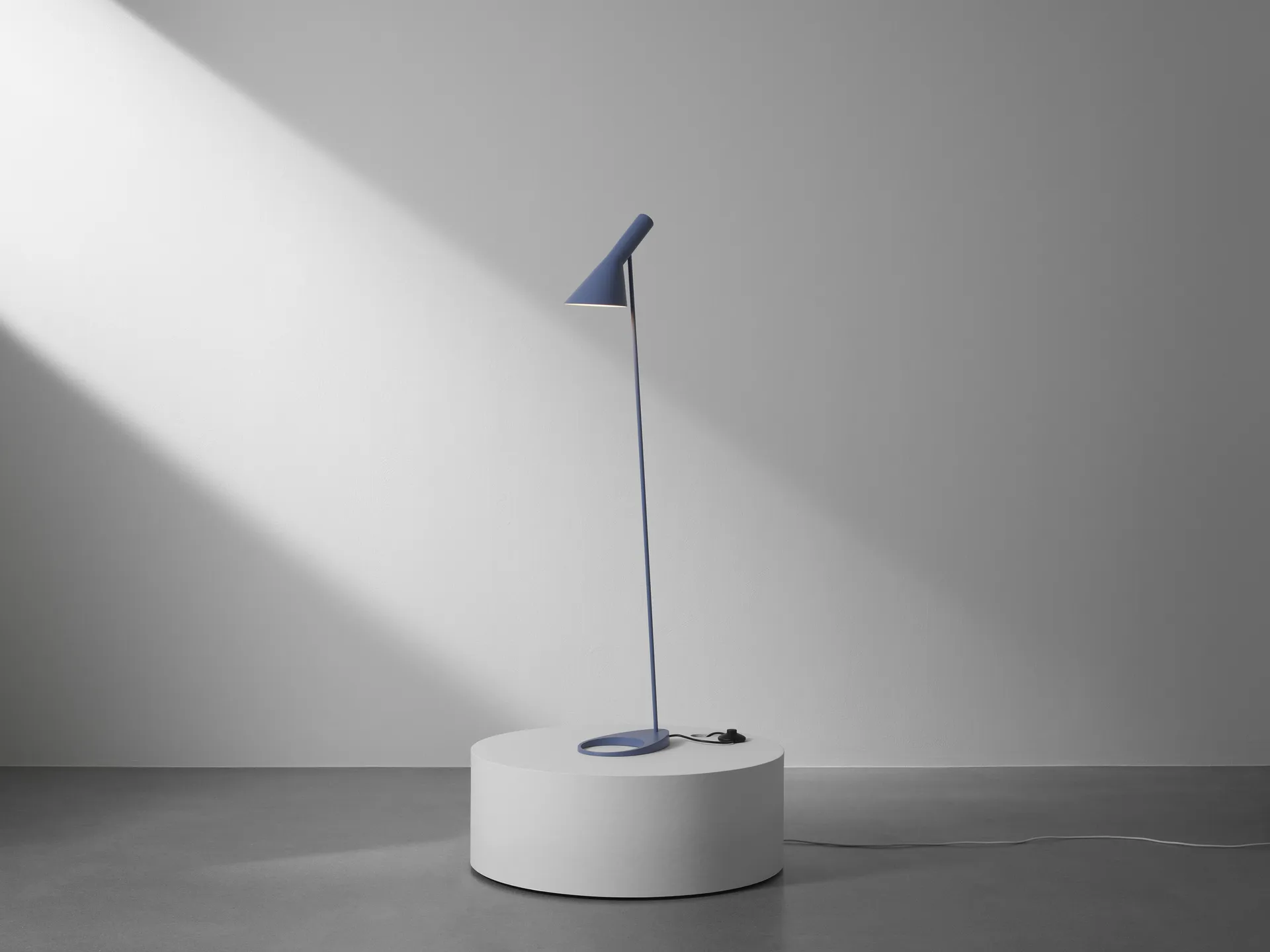 AJ golvlampa, Dusty blue Louis Poulsen