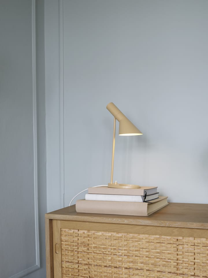 AJ MINI bordslampa, Warm sand Louis Poulsen