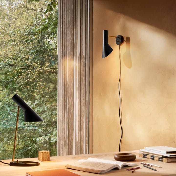 AJ vägglampa, Brass-black Louis Poulsen