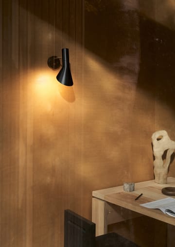 AJ vägglampa fast installation - Brass-black - Louis Poulsen
