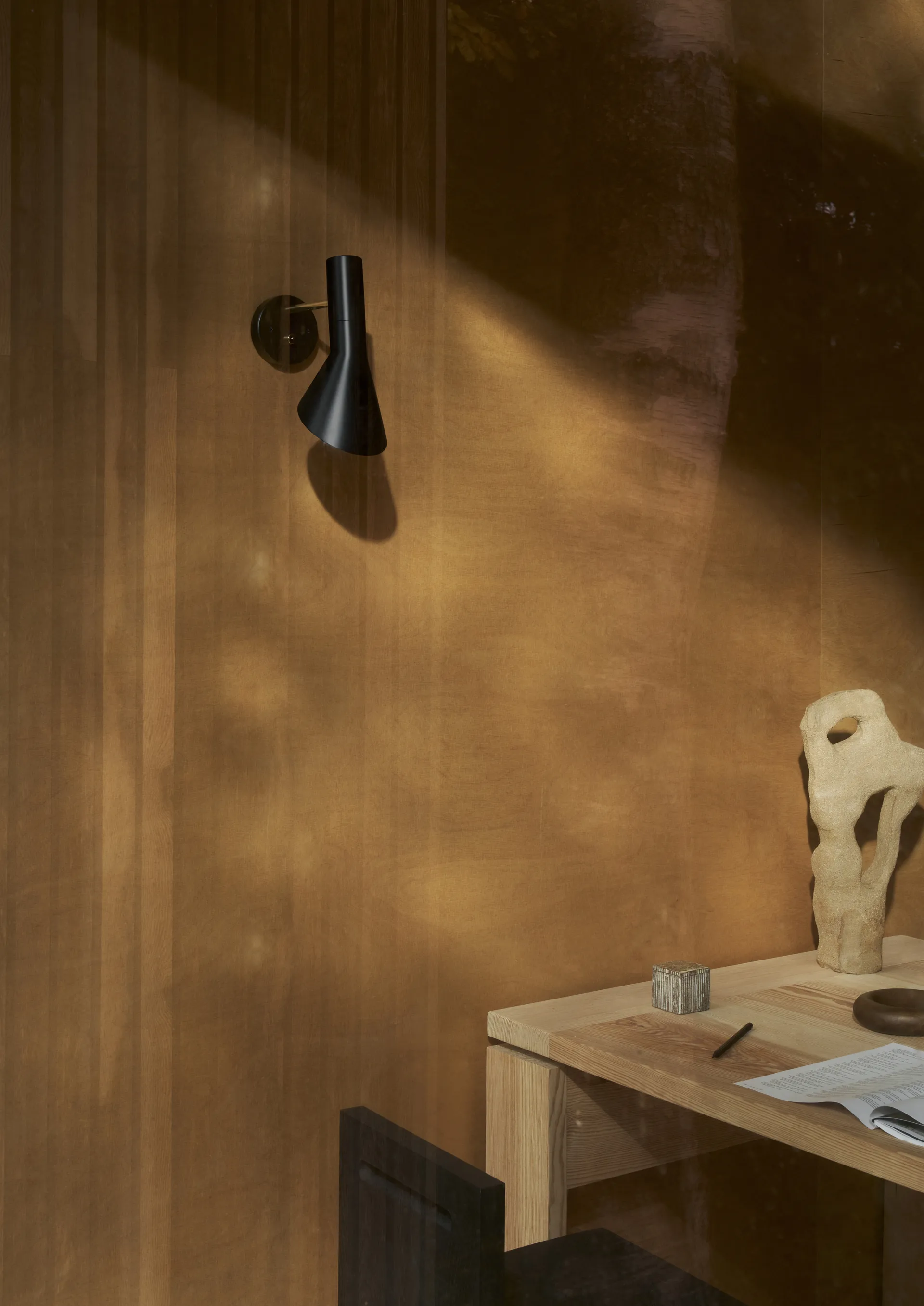 AJ vägglampa fast installation, Brass-black Louis Poulsen