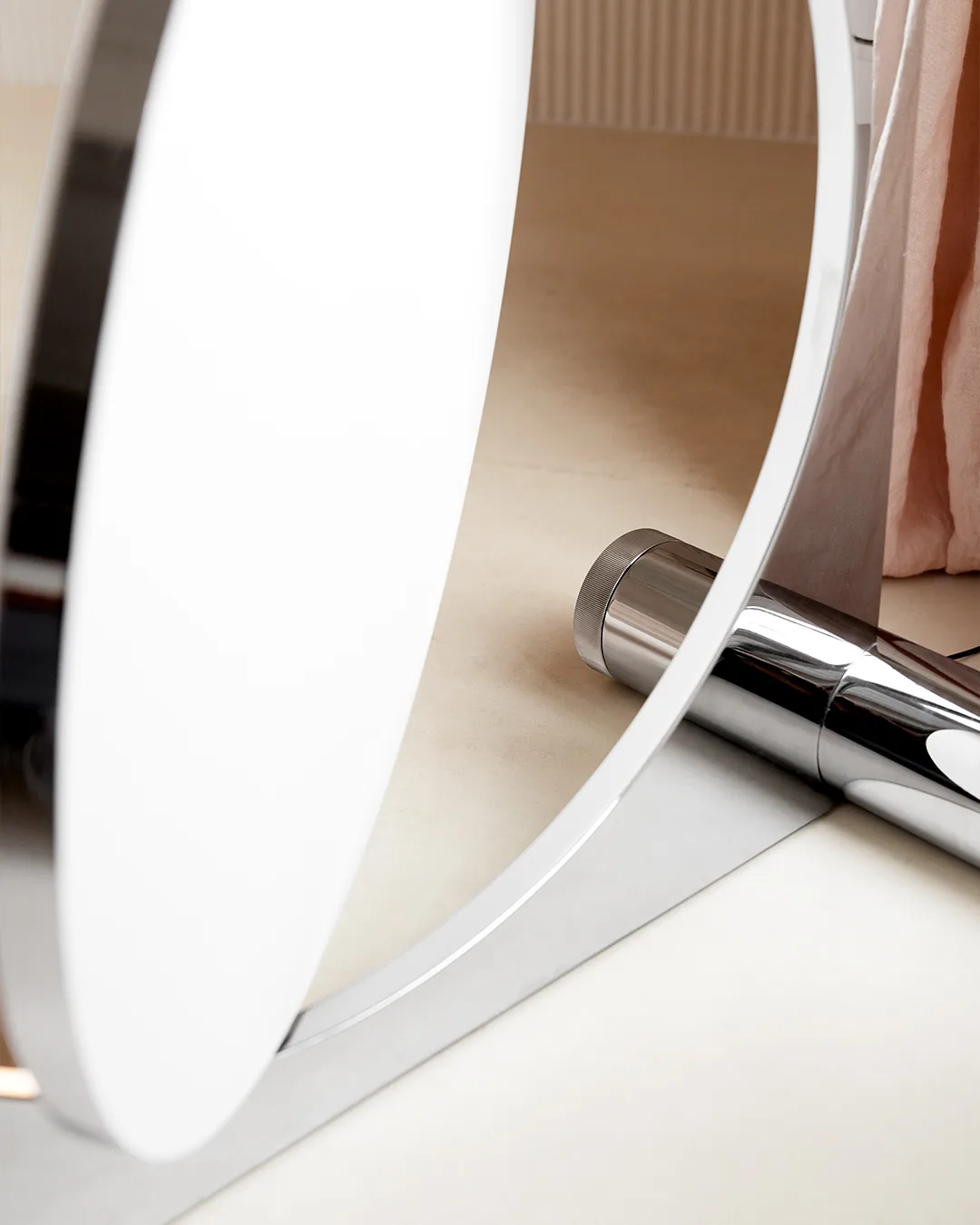 Moonsetter golvlampa, Högglansförkromad-vit Louis Poulsen