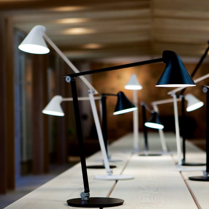 NJP skrivbordslampa - Ljusgrå, stift ø10 cm, 3000k - Louis Poulsen