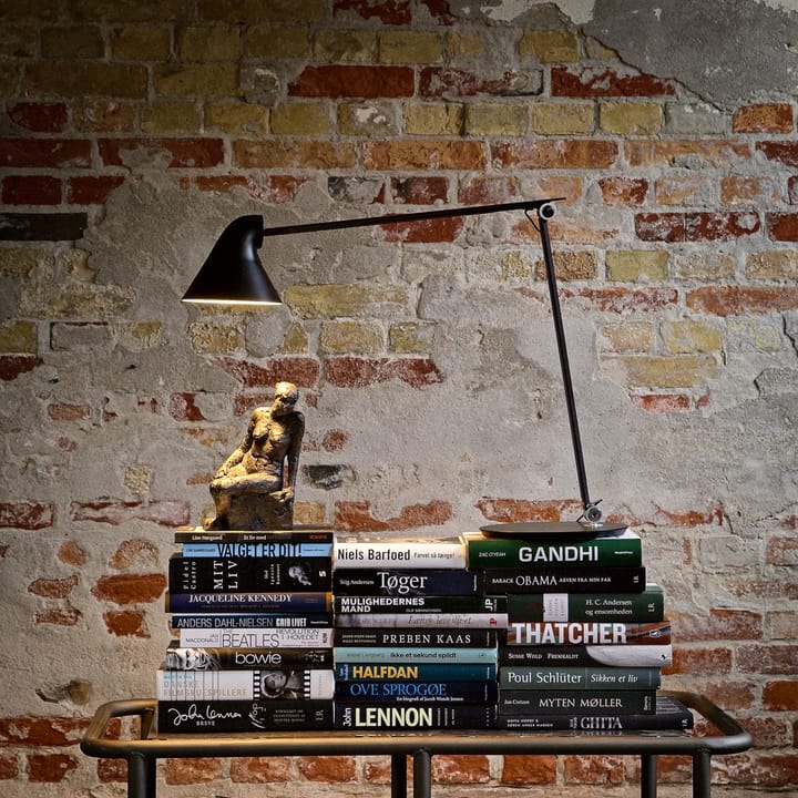 NJP skrivbordslampa, Ljusgrå, stift ø40 cm, 3000k Louis Poulsen
