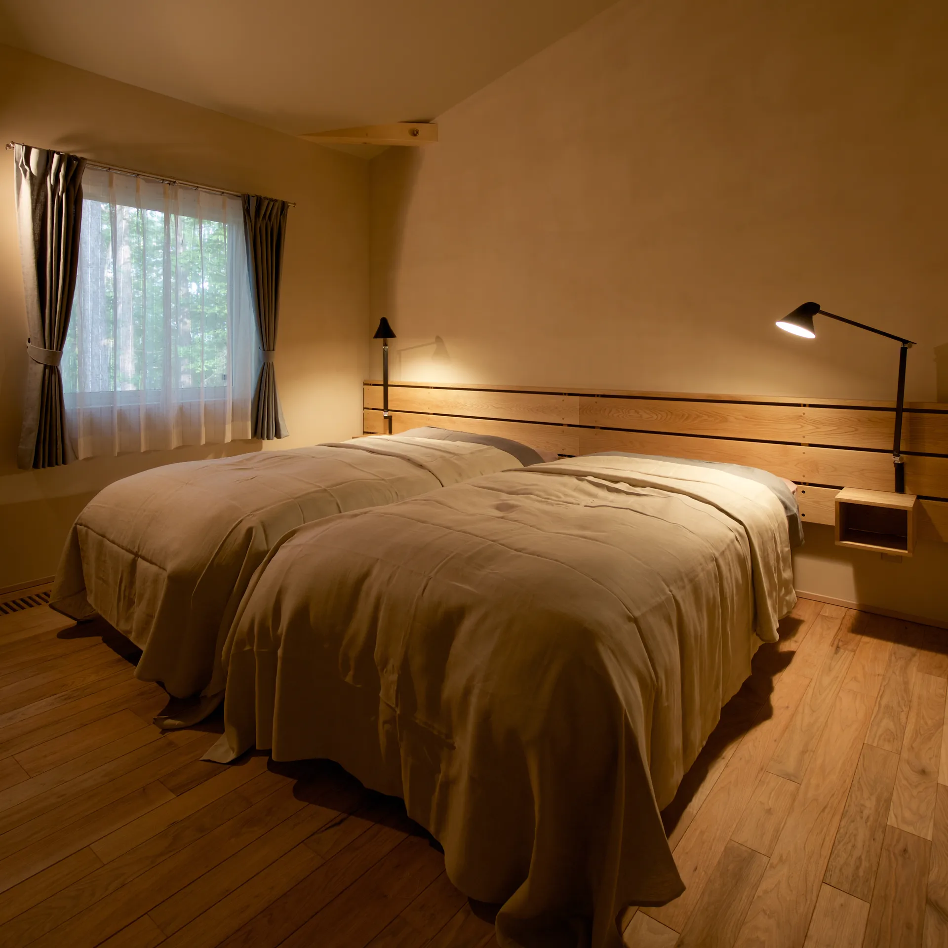 NJP vägglampa lång arm, Svart Louis Poulsen