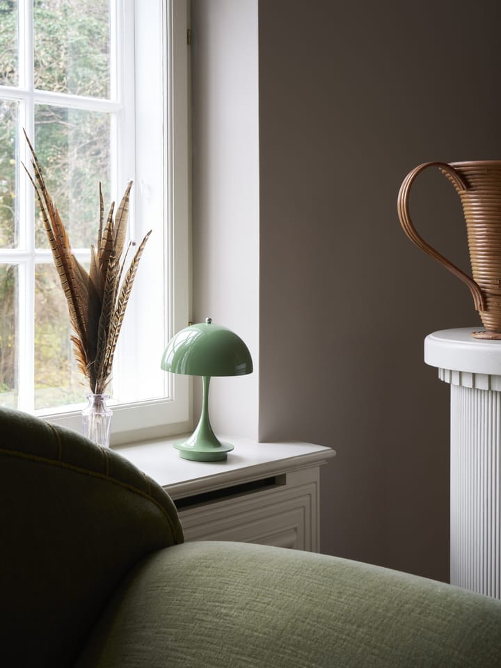 Panthella 160 portable bordslampa, Green Louis Poulsen