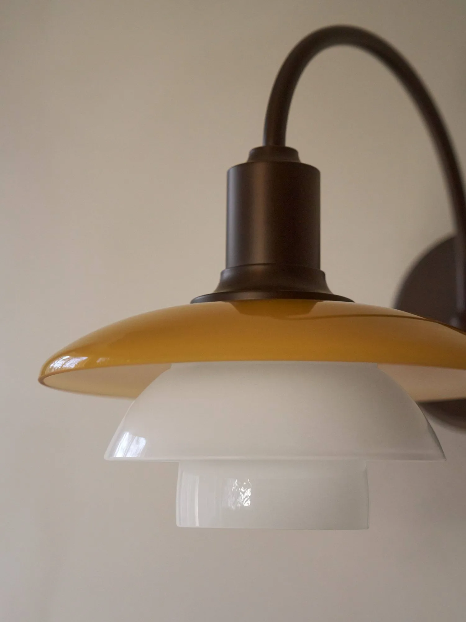 PH 2/2 Centenary Edition vägglampa, Amber-opal white, stickkontakt Louis Poulsen