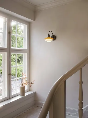 PH 2/2 Centenary Edition vägglampa - Amber-opal white, stickkontakt - Louis Poulsen