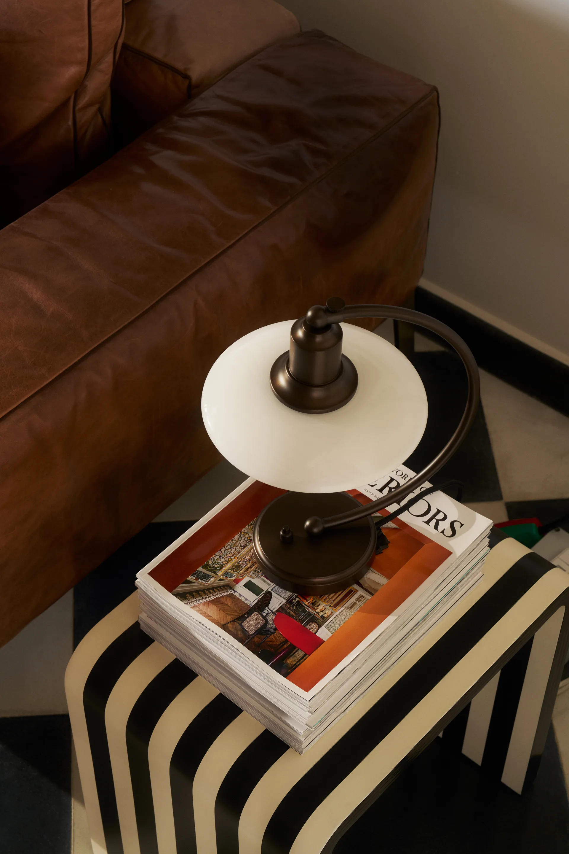 PH 2/2 Luna bordslampa, Aged brass-opalglas Louis Poulsen