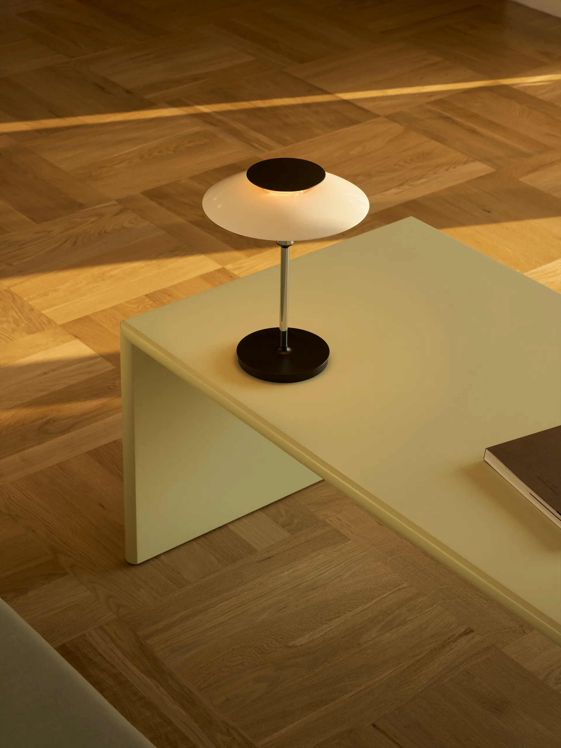 PH 80 portabel bordslampa, Vit opal, krompläterad Louis Poulsen