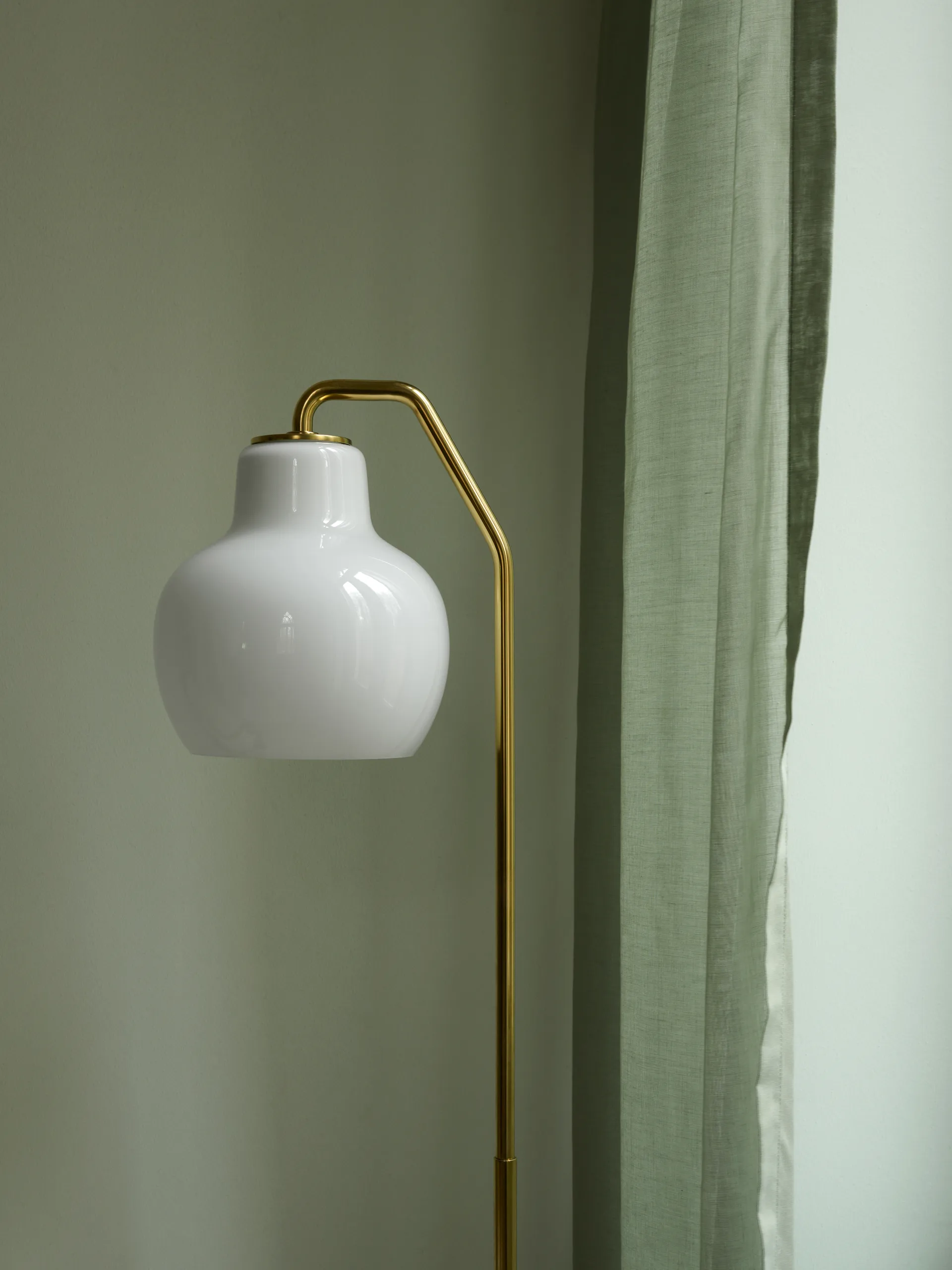 VL Ring Crown golvlampa, Mässing-opalglas Louis Poulsen