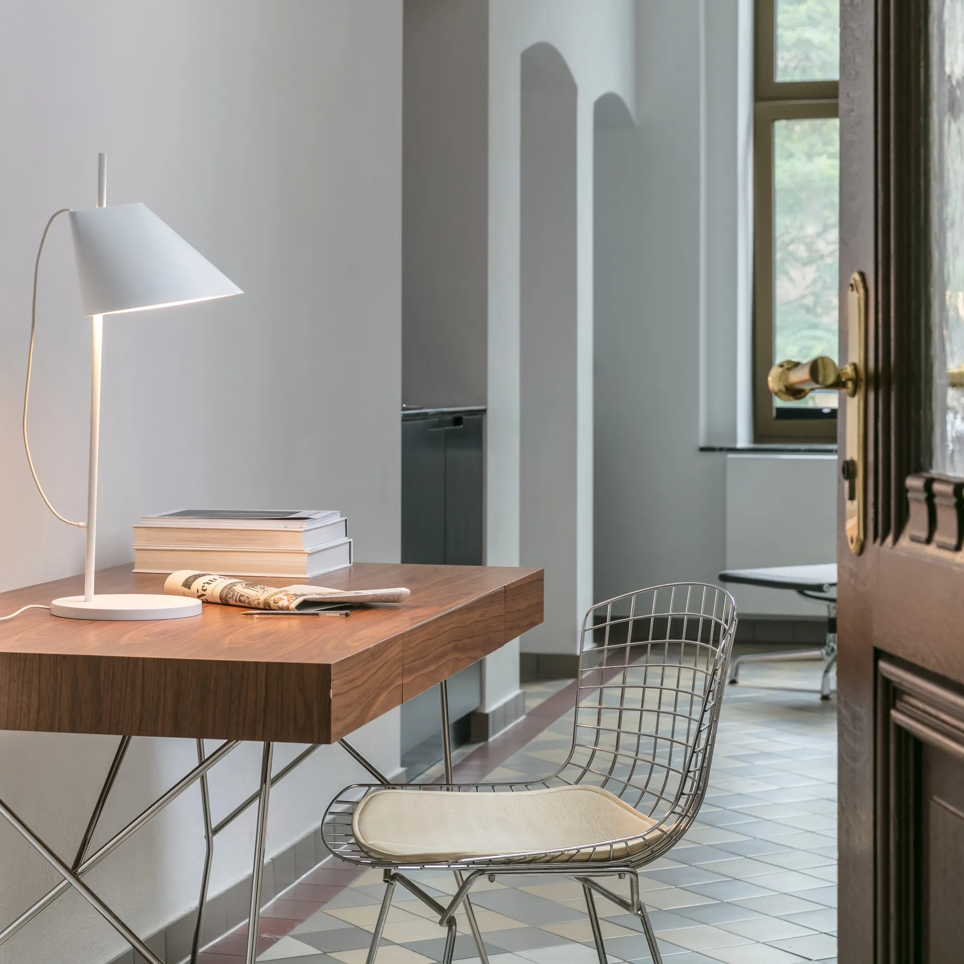 Yuh bordslampa, Vit Louis Poulsen