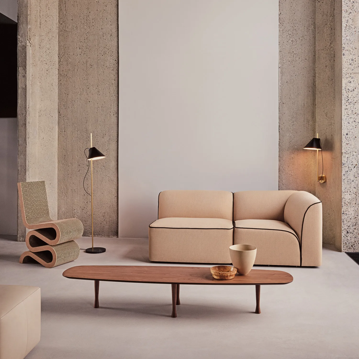 Yuh golvlampa, Svart-mässing Louis Poulsen