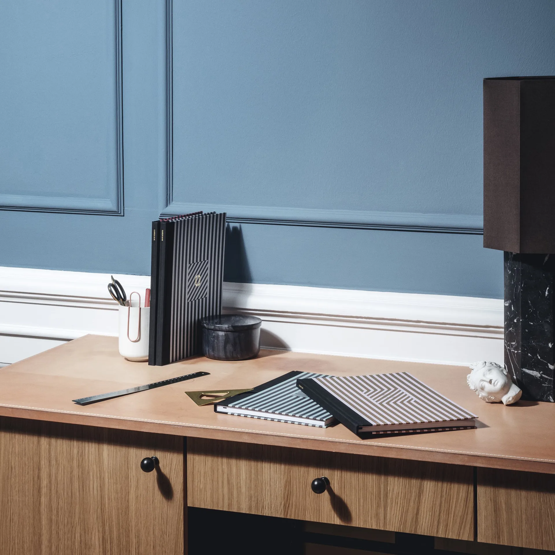 The eight over eight lampfot, Svart marmor Louise Roe