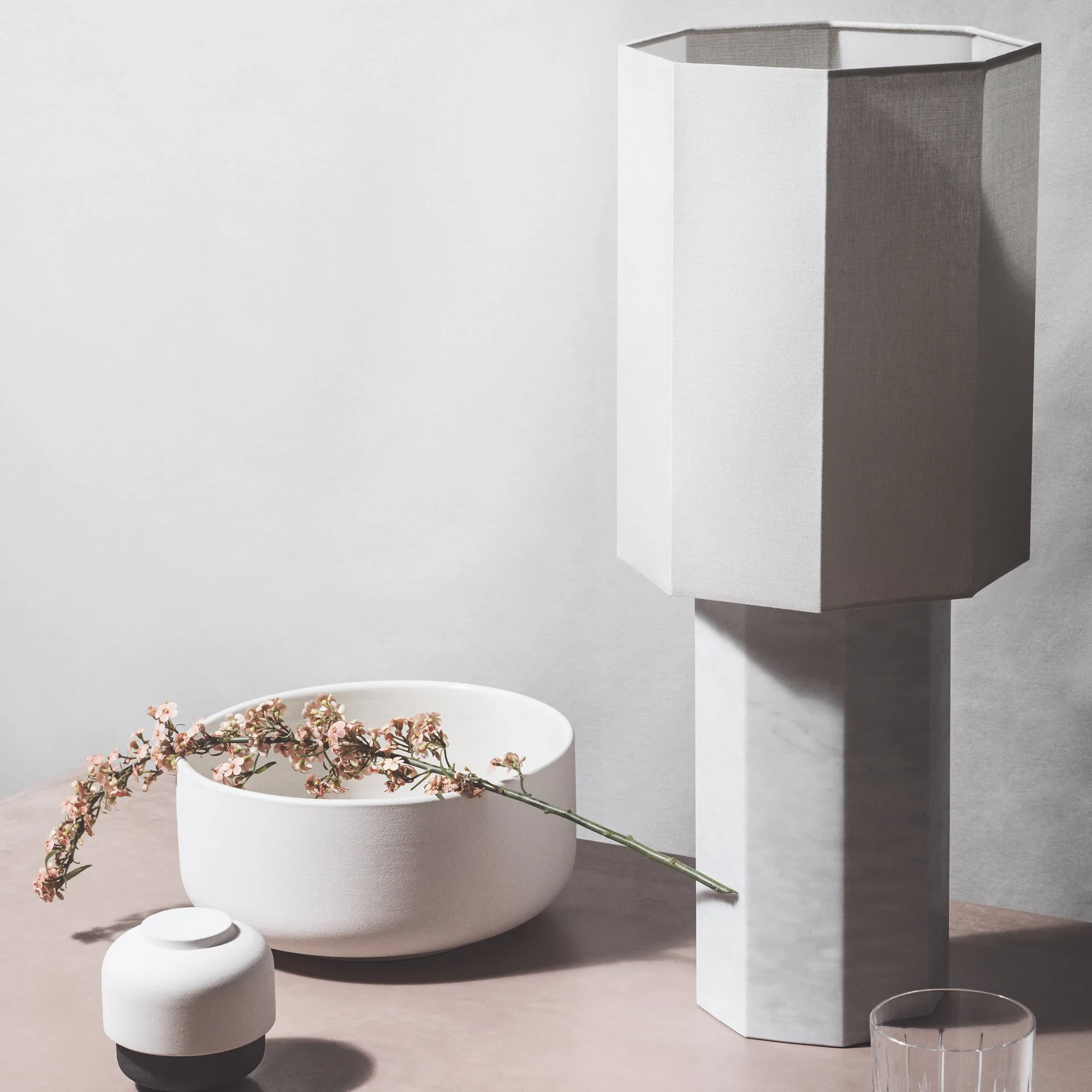 The eight over eight lampfot, Vit marmor Louise Roe