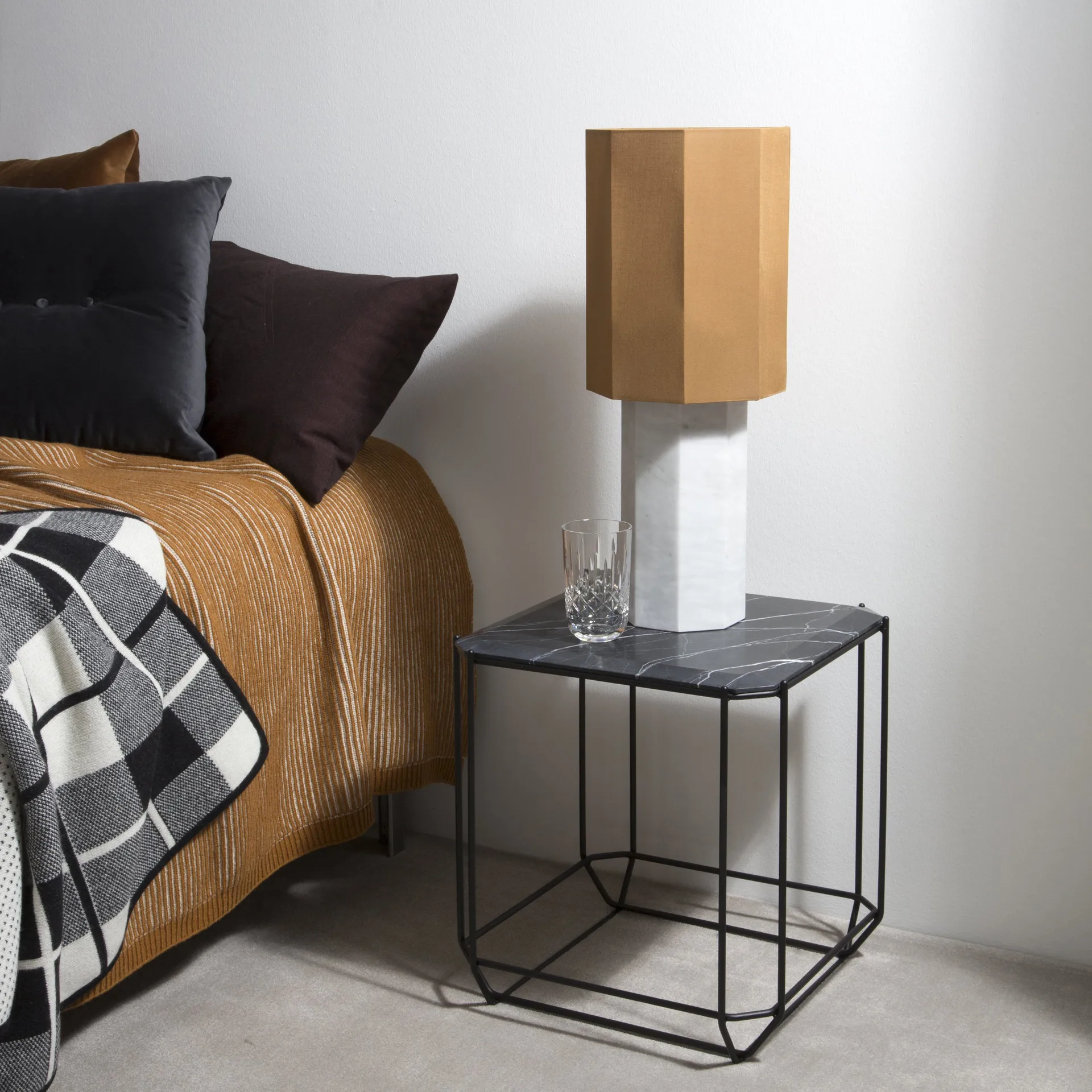 The eight over eight lampfot, Vit marmor Louise Roe