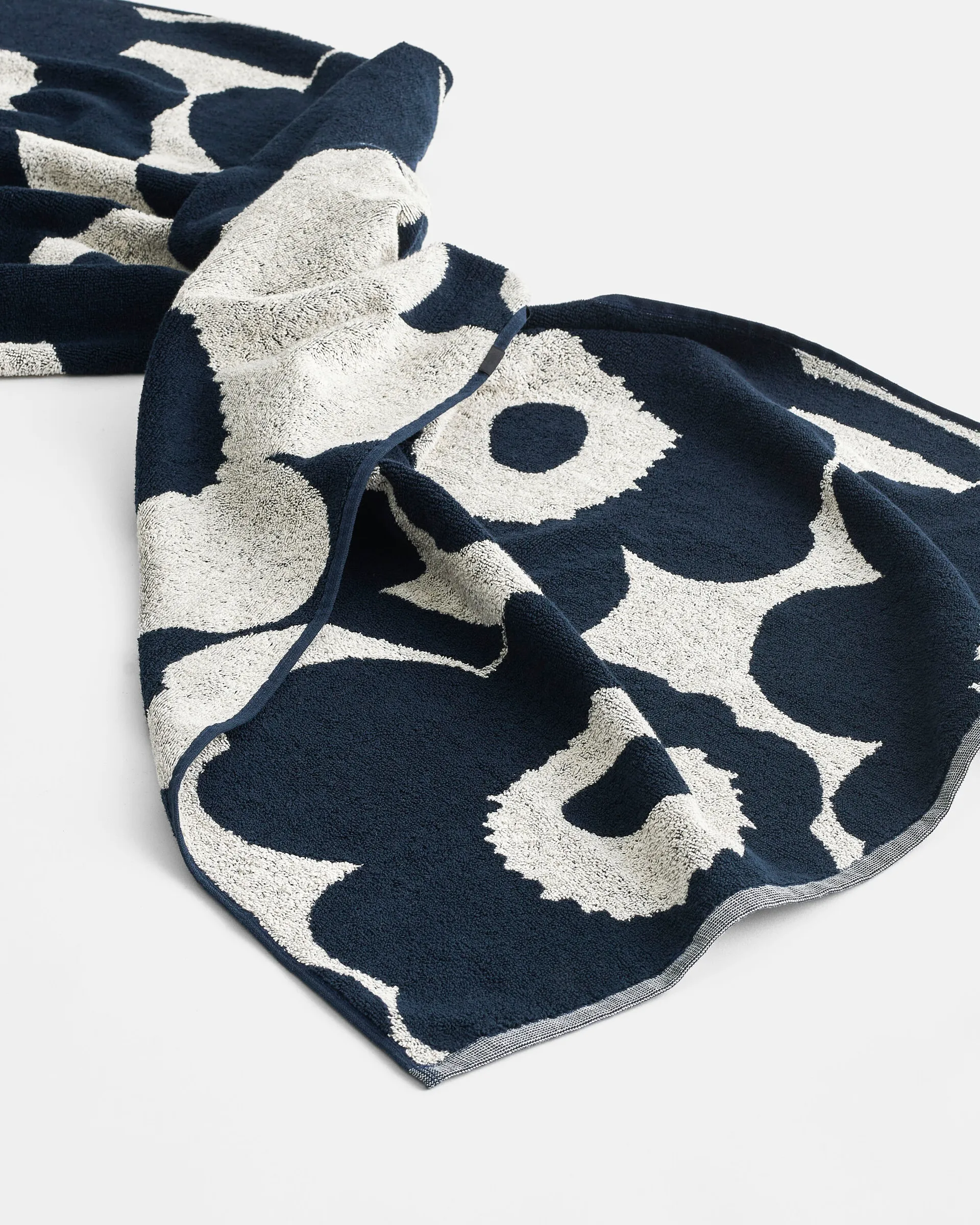 Unikko handduk naturvit-mörkblå, 70x150 cm Marimekko