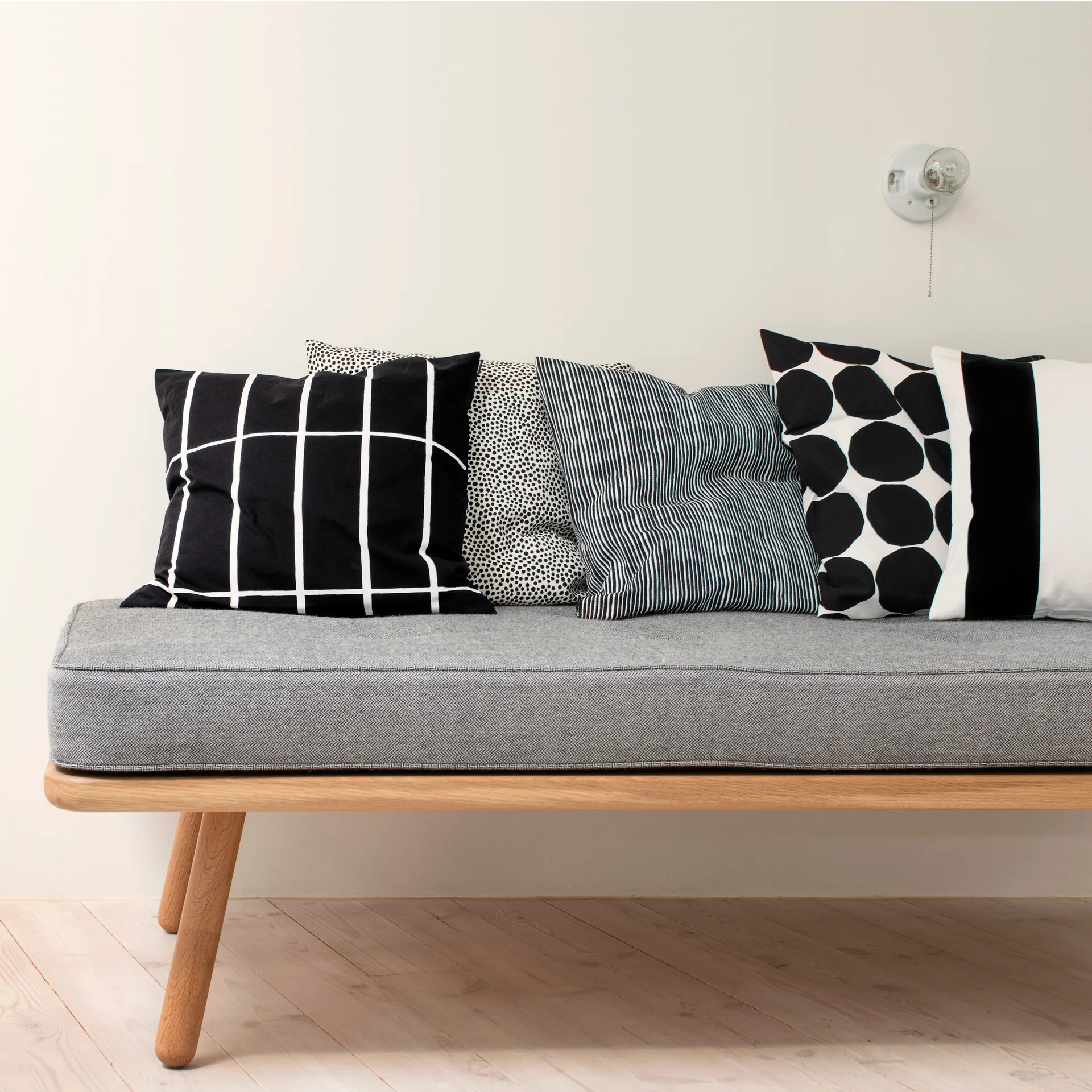 Varvunraita kuddfodral, svart-vit Marimekko