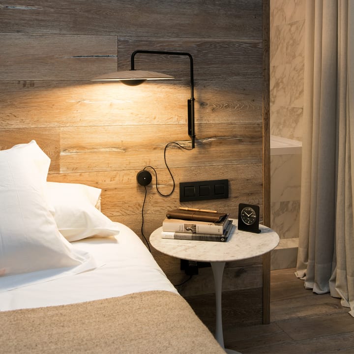 Ginger 20 A vägglampa, wenge, svart stålstativ Marset