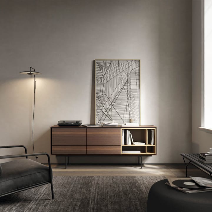Ginger 20 A vägglampa, wenge, svart stålstativ Marset
