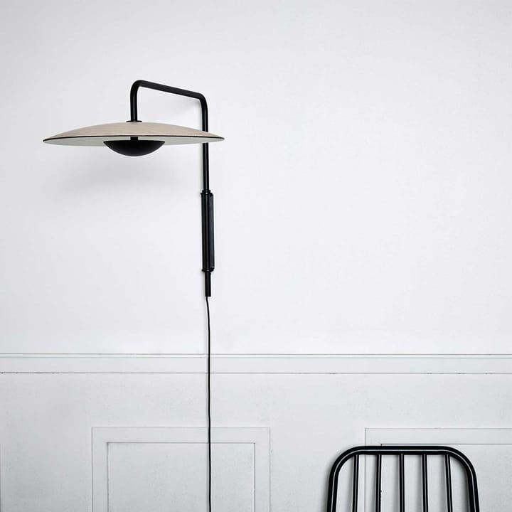 Ginger A vägglampa, wenge, svart stålstativ Marset