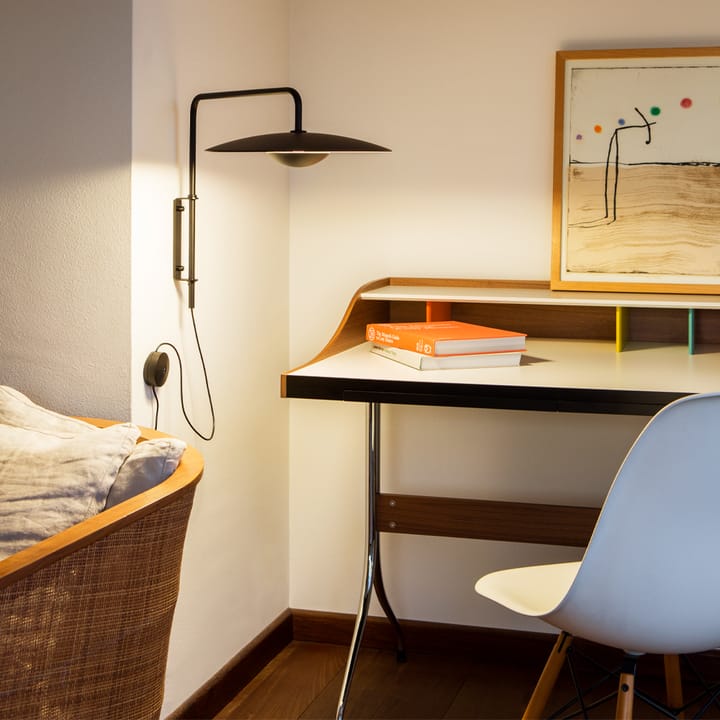 Ginger A vägglampa, wenge, svart stålstativ Marset