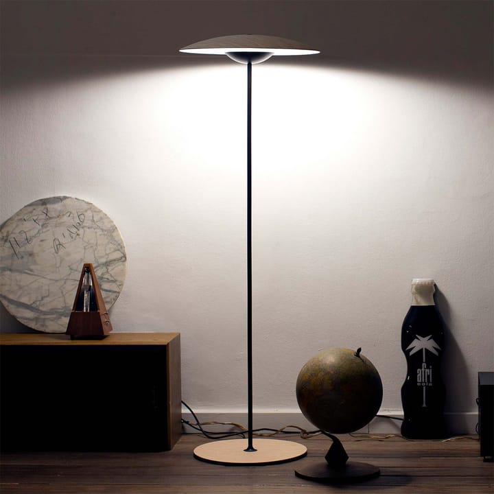 Ginger P golvlampa, ek, svart stålstativ Marset