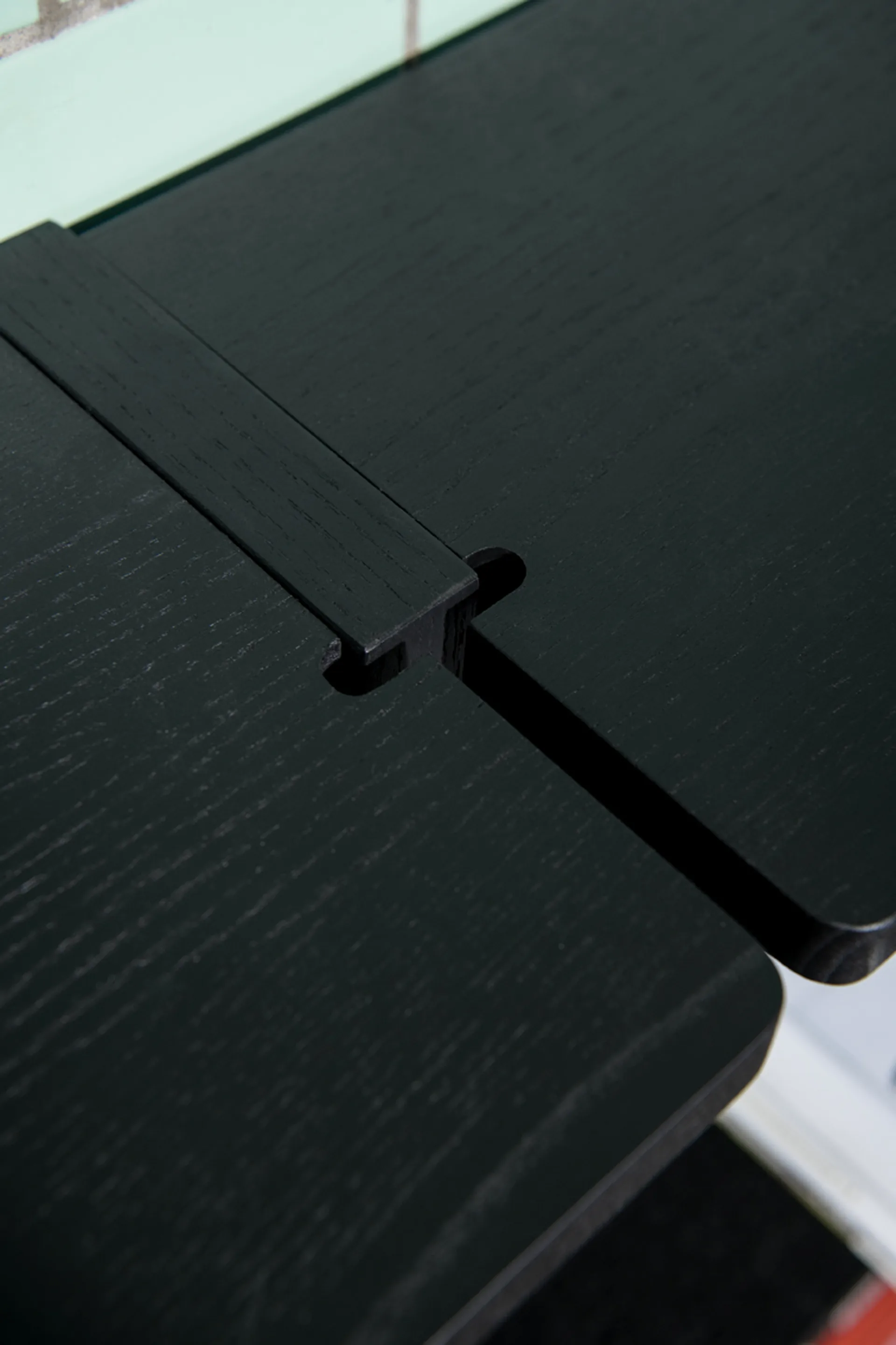 Gridlock - T2-A12-0 vägghylla, Black stained Ash Massproductions