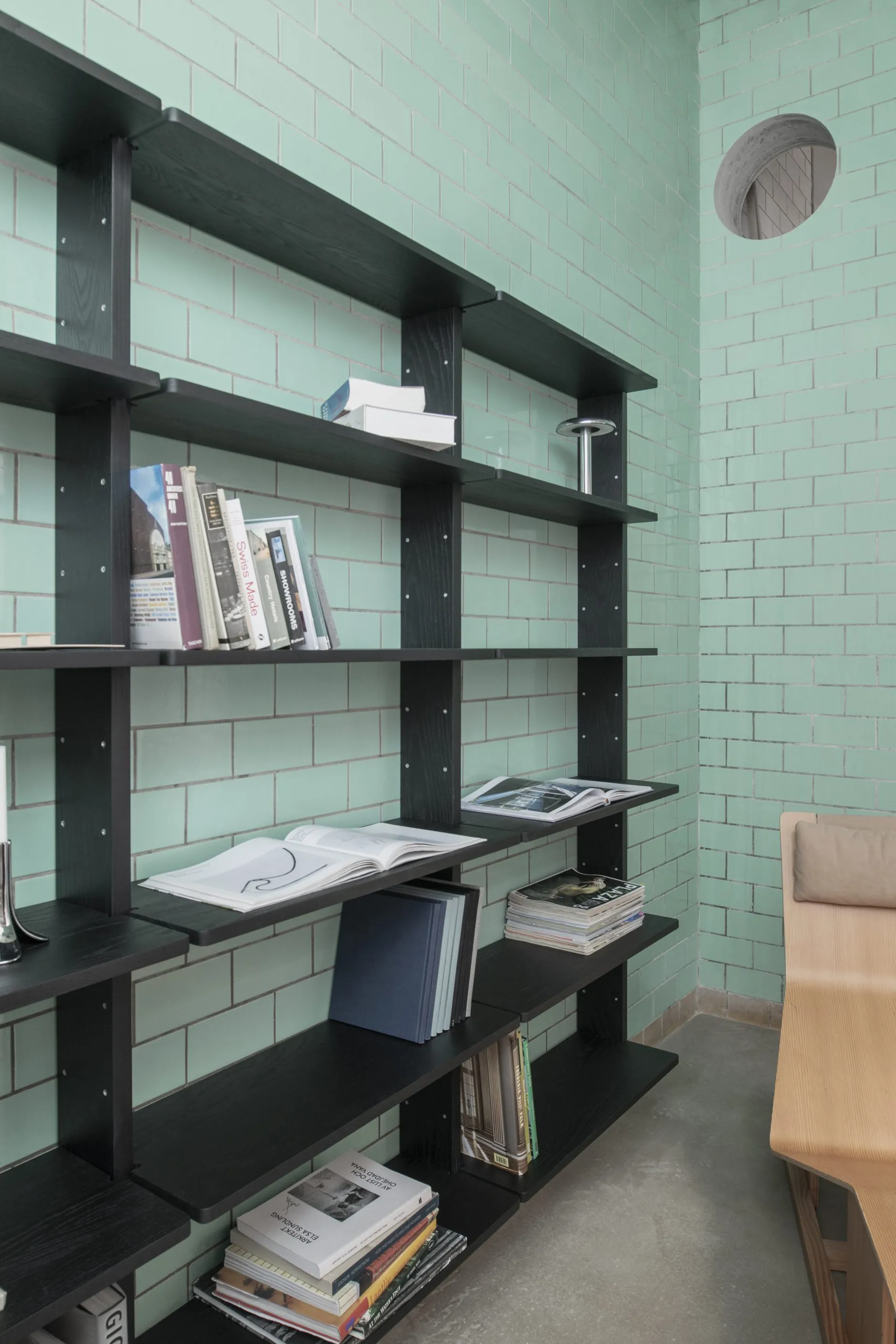 Gridlock - T3-A9-A9 vägghylla, Black stained Ash Massproductions