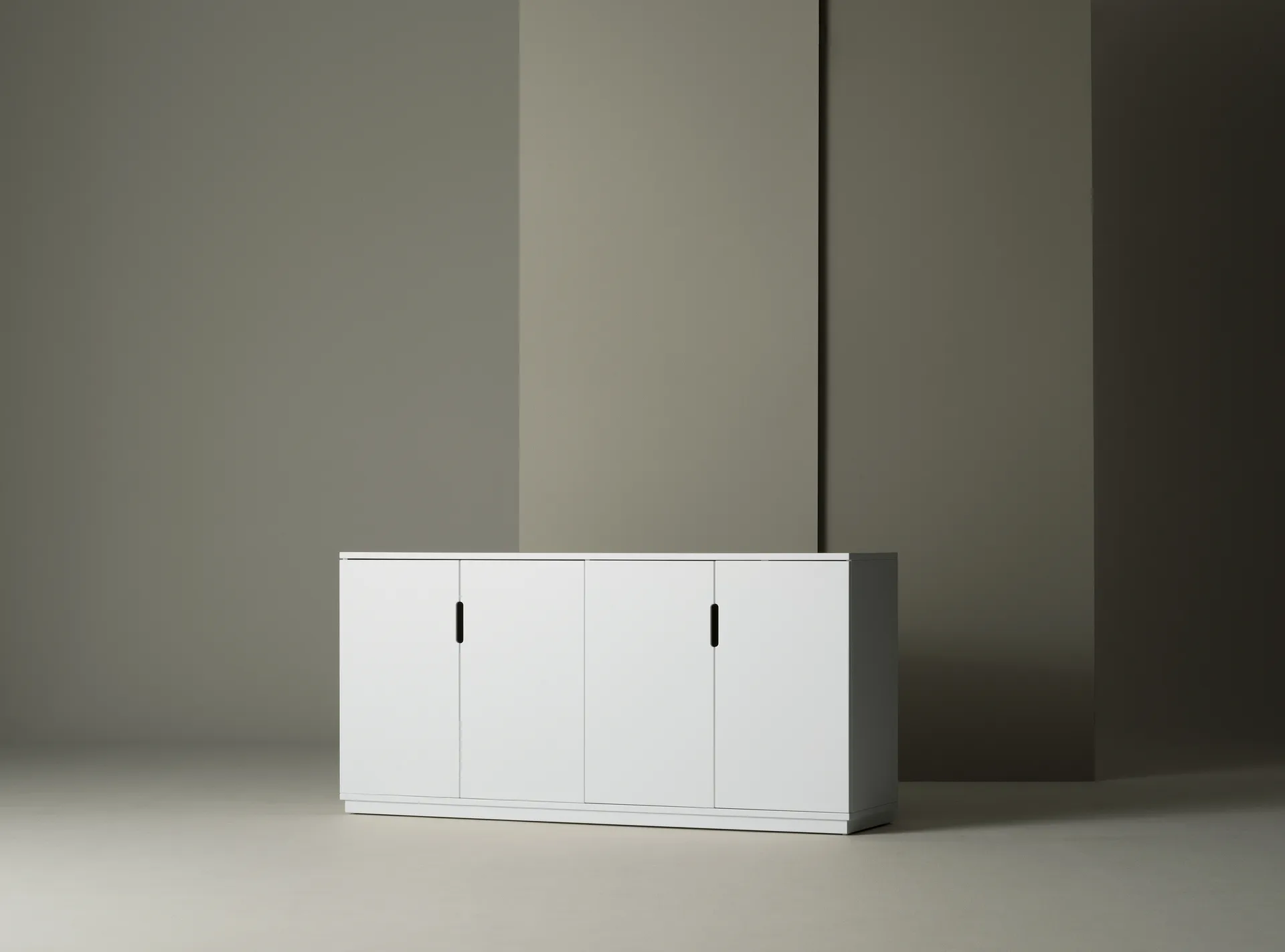 Aoko sideboard 77x160 cm, vit lack Mavis