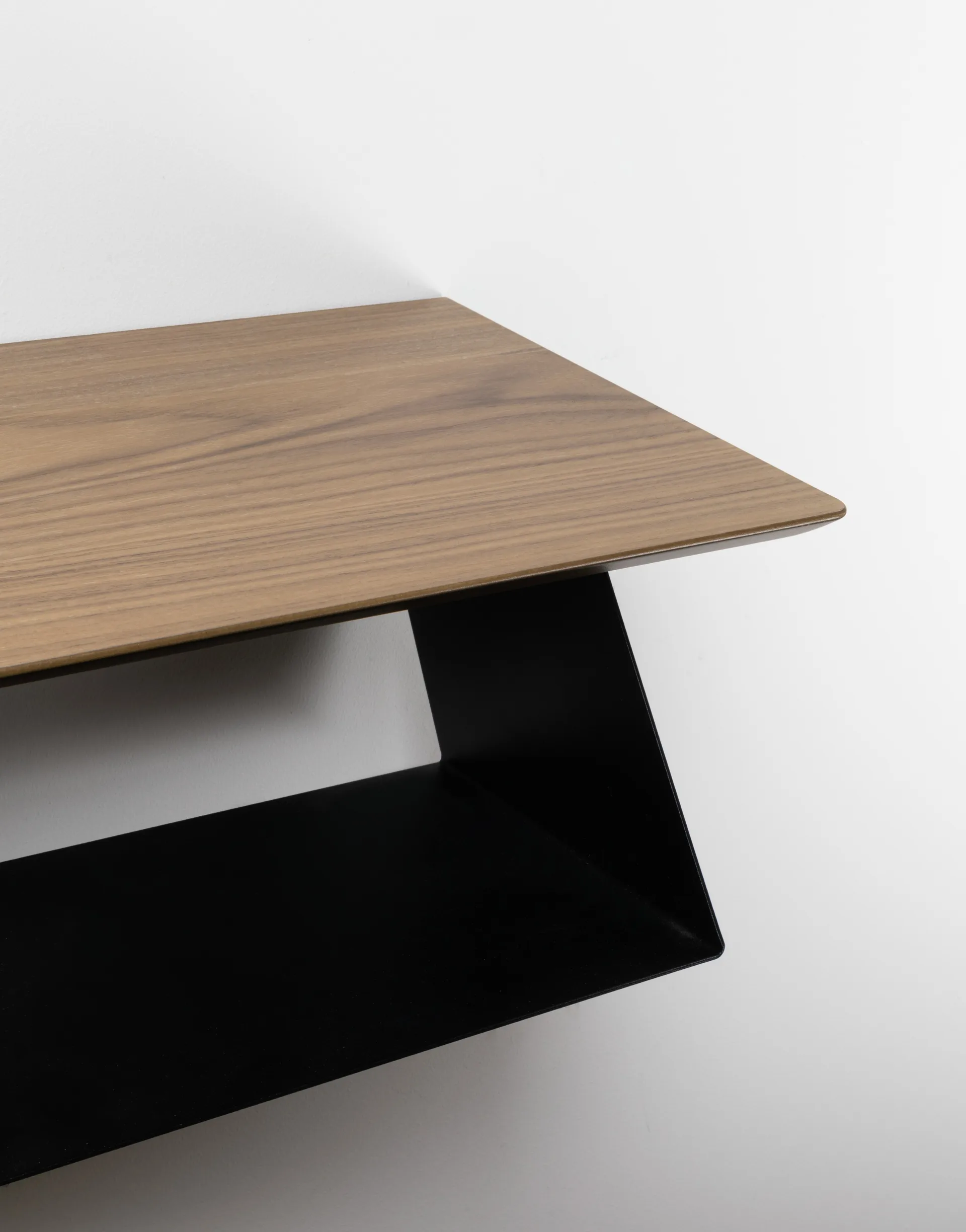 Edgy hylla, Svart-valnöt Maze