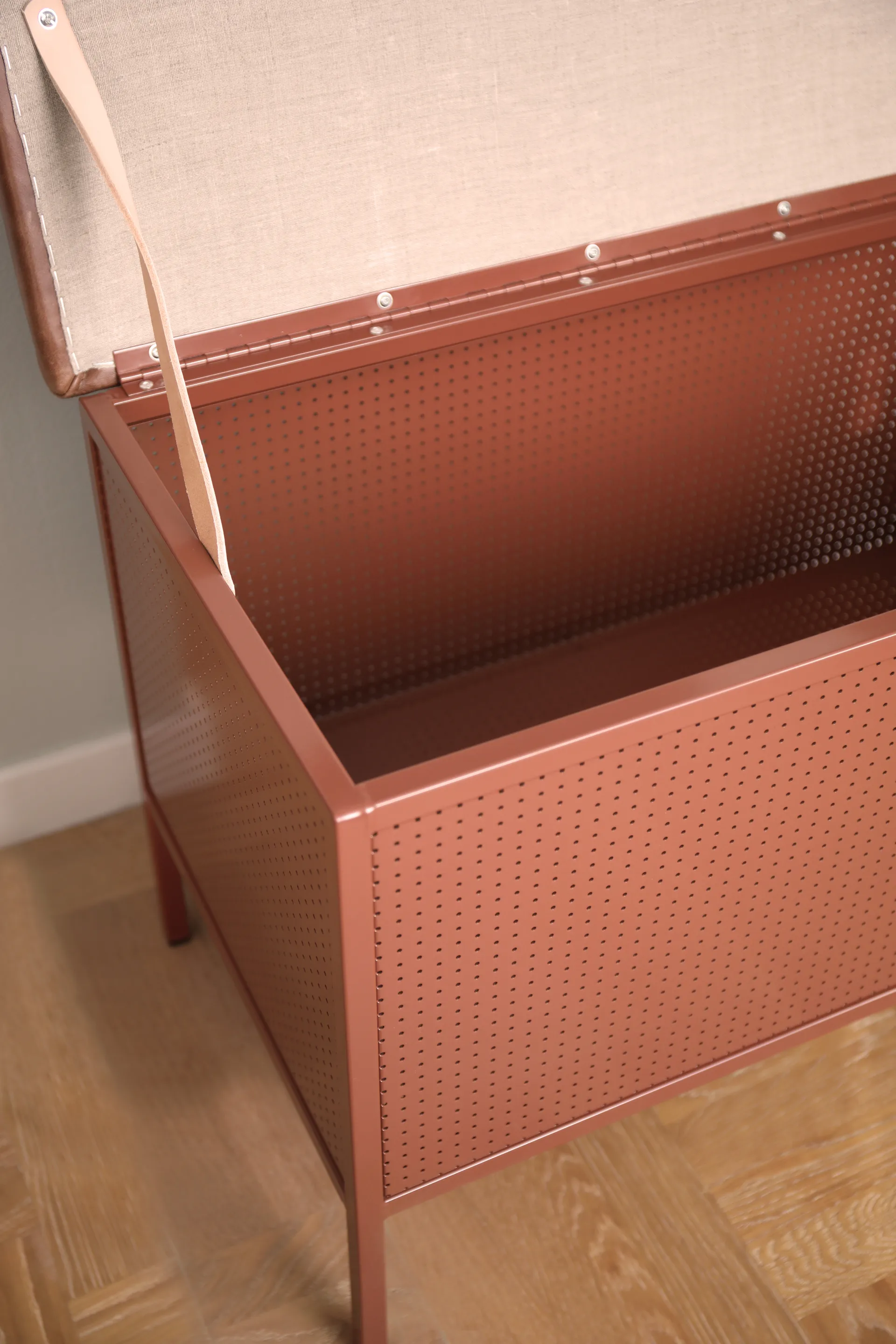 Frank förvaringsbänk, Cinnamon-vintage cognac Maze