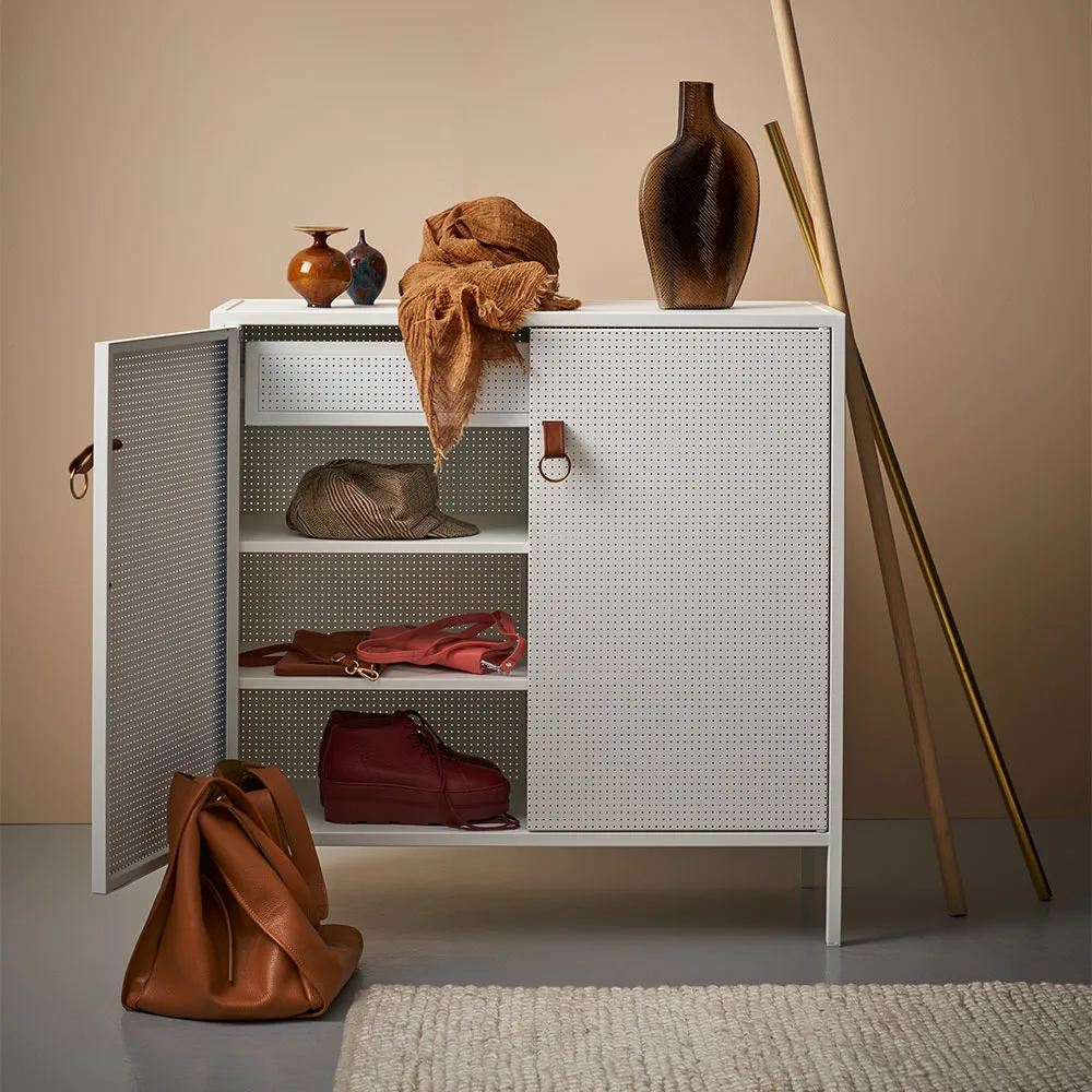 Liza skåp, vit, läderdetaljer Maze