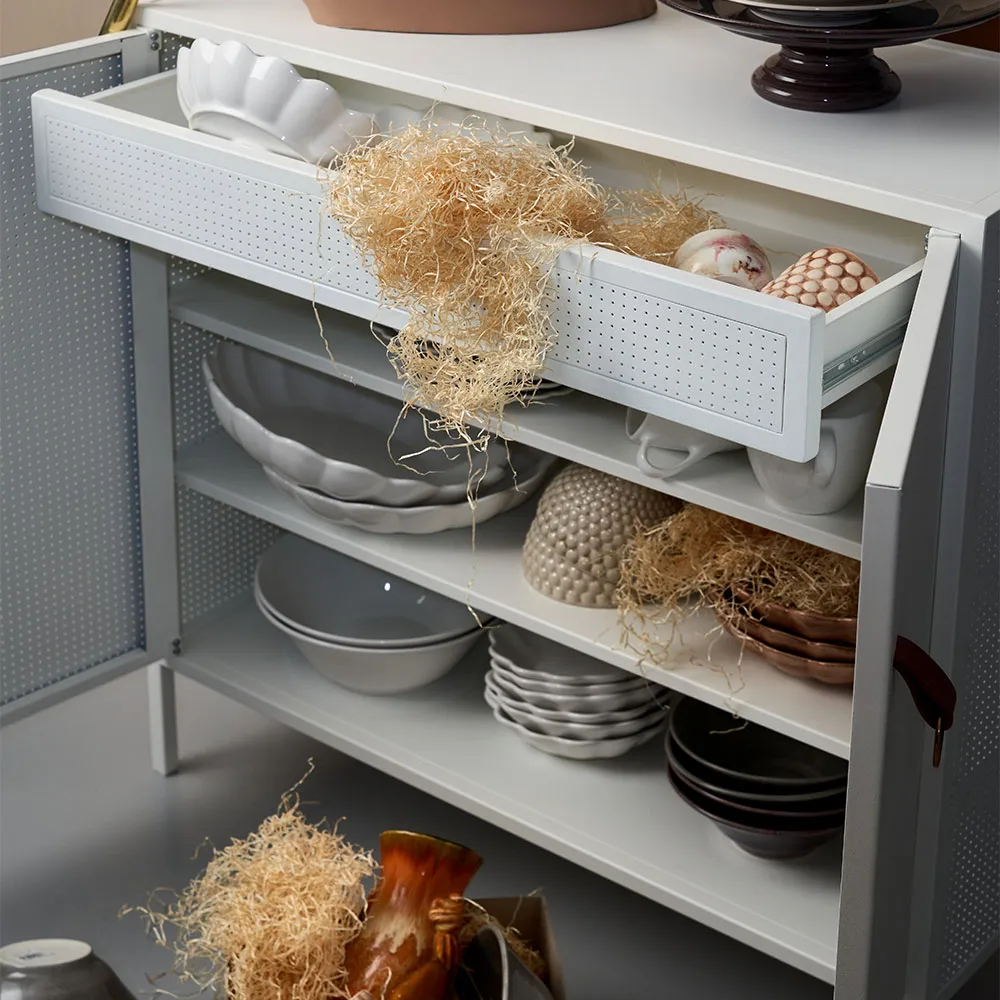 Liza skåp, vit, läderdetaljer Maze