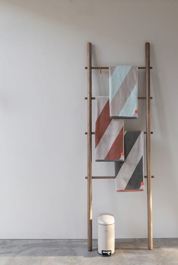 Diagonal handduk - Dark olive, 70x133 cm - Mette Ditmer