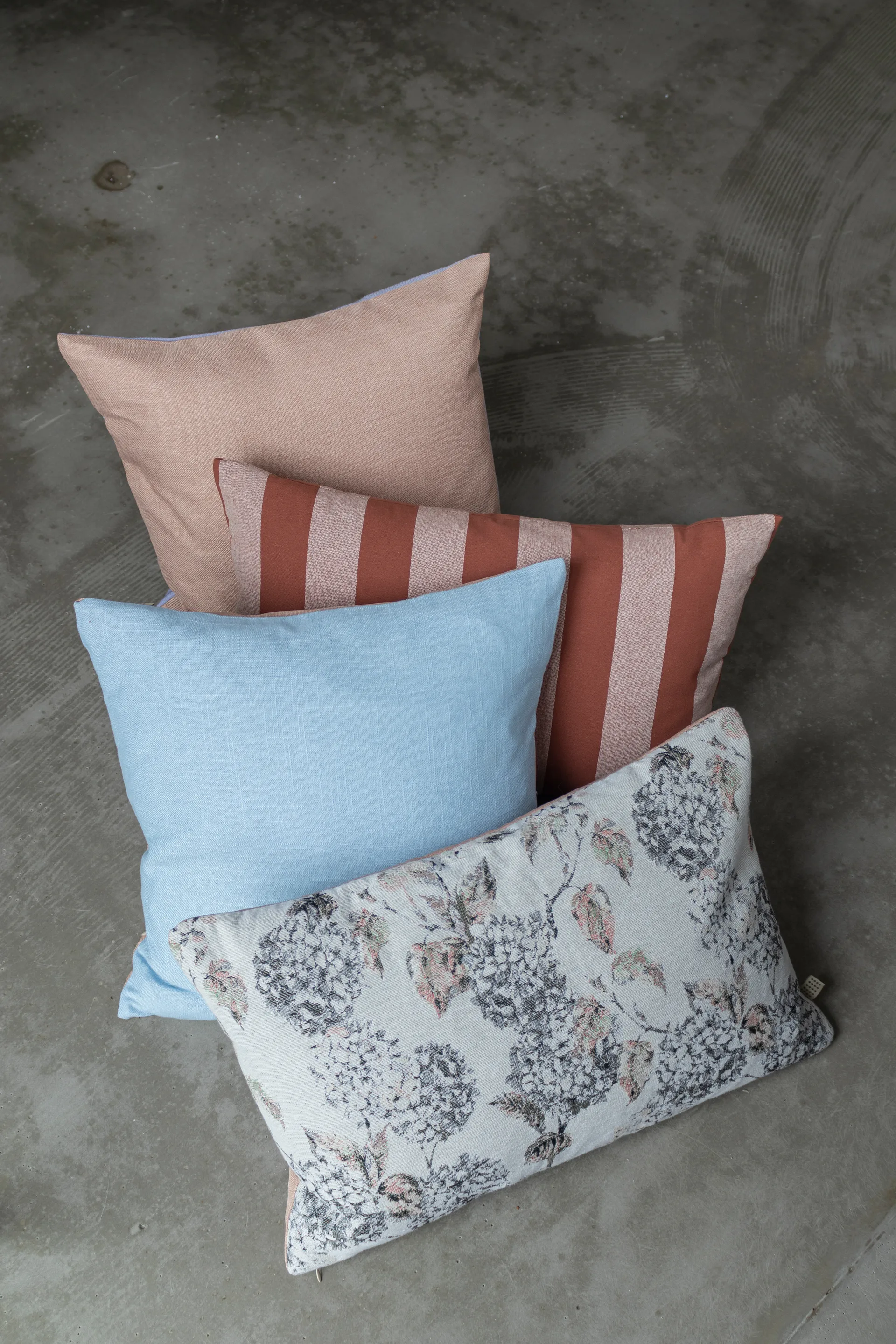 Hydrangea kudde 40x60 cm, Off-white-peach Mette Ditmer